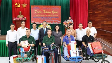 Đoàn công tác Văn phòng Trung ương Đảng đến thăm và trao quà của Tổng Bí thư Tô Lâm tặng Trung tâm Điều dưỡng thương binh Thuận Thành, (thị xã Thuận Thành, tỉnh Bắc Ninh).