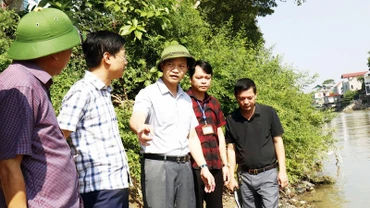Lãnh đạo tỉnh Bắc Ninh kiểm tra hiện trường vụ sạt lở đê, chỉ đạo phương án khắc phục khẩn cấp sự cố.