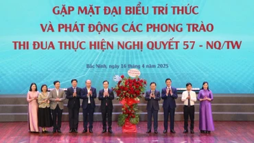 Lãnh đạo tỉnh Bắc Ninh đón nhận lẵng hoa chúc mừng từ đại diện các trí thức tham dự hội nghị trao tặng.