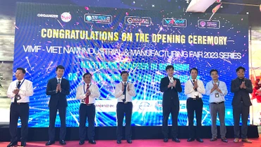 Các đại biểu dự nghi thức khai mạc triển lãm.
