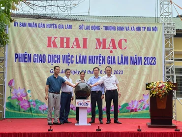 Phiên giao dịch việc làm tại huyện Gia Lâm.