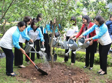 Phụ nữ Thủ đô trồng cây trong khuôn viên Khu di tích Phủ Chủ tịch.