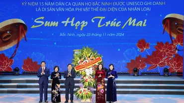 Phó Chủ tịch Quốc hội Nguyễn Thị Thanh tặng lẵng hoa chúc mừng 15 năm Dân ca Quan họ Bắc Ninh được UNESCO vinh danh.