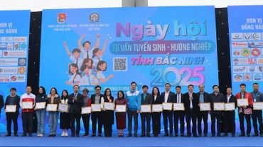 Ban tổ chức trao Chứng nhận tặng các đơn vị đồng hành trong Ngày hội tư vấn tuyển sinh, hướng nghiệp tỉnh Bắc Ninh năm 2025.