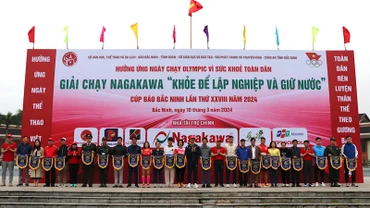 Các đồng chí lãnh đạo tỉnh và Ban tổ chức trao Cờ lưu niệm tặng các đơn vị tham dự.