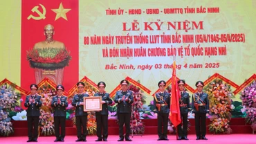 Thừa ủy quyền của Chủ tịch nước, Thượng tướng Huỳnh Chiến Thắng, Phó Tổng Tham mưu trưởng Quân đội nhân dân Việt Nam trao Huân chương Bảo vệ Tổ quốc hạng Nhì tặng Bộ Chỉ huy Quân sự tỉnh Bắc Ninh.