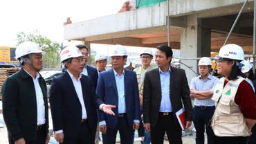 Đoàn công tác của Bộ Xây dựng đi kiểm tra thực tế dự án nhà ở xã hội tại Bắc Ninh.