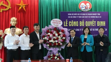 Lãnh đạo Đảng ủy Khối các cơ quan và doanh nghiệp tỉnh tặng hoa chúc mừng Chi bộ Công ty trách nhiệm hữu hạn Sản xuất và Thương mại D.T.H.