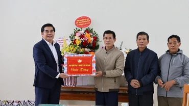 Mặt trận Tổ quốc tỉnh thăm, tặng quà tại giáo xứ Nam Viên, Lạc Vệ, Tiên Du.