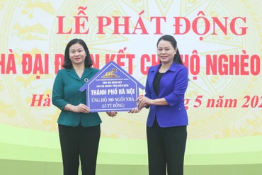 Lãnh đạo thành phố Hà Nội trao ủng hộ tại Lễ phát động ủng hộ làm nhà đại đoàn kết tặng hộ nghèo của tỉnh Điện Biên.