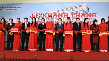 Các đại biểu cắt băng khánh thành Khối nhà 9 tầng và các hệ thống kỹ thuật Trung tâm y tế huyện Yên Phong thuộc dự án Đầu tư xây dựng cải tạo, nâng cấp Trung tâm y tế huyện Yên Phong.
