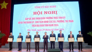 Bí thư Tỉnh ủy Bắc Ninh trao Bằng khen tặng các cá nhân có thành tích công tác xuất sắc trong năm 2023