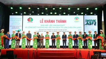 Phó Chủ tịch Quốc hội Lê Minh Hoan cùng các đại biểu cắt băng khánh thành nhà máy.
