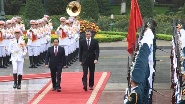 Thủ tướng Phạm Minh Chính và Thủ tướng Tây Ban Nha Pedro Sánchez duyệt Đội danh dự Quân đội nhân dân Việt Nam. 