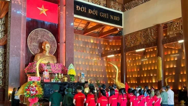 Cán bộ, chiến sĩ và nhân dân dâng hương tưởng niệm các Anh hùng liệt sĩ tại Đền tưởng niệm Liệt sĩ Bến Dược.