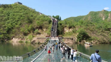 Cầu kính bắc qua đoạn trường thành xưa vốn chìm dưới nước.