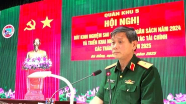 Thiếu tướng Lê Ngọc Hải - Tư lệnh Quân khu 5 phát biểu chỉ đạo tại hội nghị. (Ảnh: ĐÌNH TĂNG).