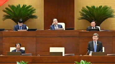 Chánh án Tòa án nhân dân tối cao Lê Minh Trí phát biểu giải trình, làm rõ một số vấn đề các đại biểu Quốc hội nêu. (Ảnh BÙI GIANG)