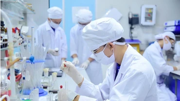 Nghiên cứu khoa học tại Trường đại học Khoa học và Công nghệ Hà Nội, Viện Hàn lâm Khoa học và Công nghệ Việt Nam. (Ảnh USTH)