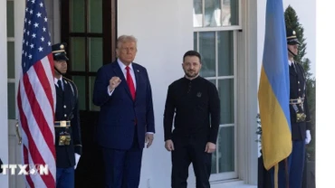 Tổng thống Mỹ Donald Trump (giữa) và Tổng thống Ukraine Volodymyr Zelensky tại cuộc gặp ở Nhà trắng, Washington, D.C., ngày 28/2. (Ảnh: THX/TTXVN)