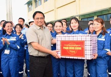  Thủ tướng Phạm Minh Chính trao tặng quà cho. kỹ sư, công nhân Nhà máy Lọc hóa dầu Nghi Sơn (Công ty TNHH Lọc hóa dầu Nghi Sơn).