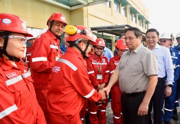 Thủ tướng Phạm Minh Chính gặp mặt kỹ sư, công nhân Nhà máy lọc hóa dầu Nghi Sơn.