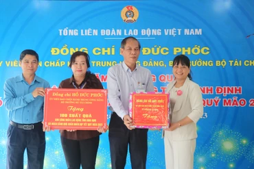 Bình Định: Tặng quà cho công nhân lao động dịp Tết Nguyên đán Quý Mão 2023