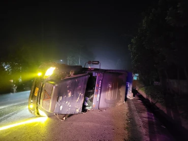 Hiện trường xe ô-tô containner sau khi va chạm xe ô-tô khách.