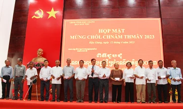 Lãnh đạo tỉnh Hậu Giang tặng quà cho cán bộ hưu trí, gia đình chính sách, người có uy tín trong đồng bào dân tộc Khmer.