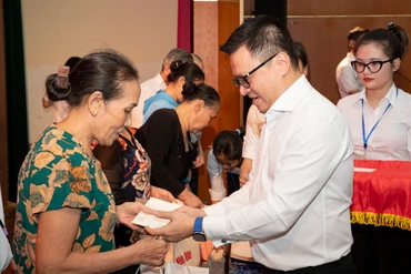 Kỷ niệm 94 năm ngày truyền thống Mặt trận Tổ quốc Việt Nam, đồng chí Lê Quốc Minh, Ủy viên Trung ương Đảng, Tổng Biên tập Báo Nhân Dân, Phó Trưởng Ban Tuyên giáo Trung ương, Chủ tịch Hội Nhà báo Việt Nam đã thăm và tặng quà cho các gia đình khó khăn. (Ảnh: Sơn Tùng)