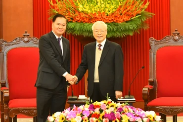 Tổng Bí thư Nguyễn Phú Trọng tiếp đồng chí Thongsalith Mangnomek, Bí thư Trung ương Đảng, Chánh Văn phòng Trung ương Đảng Nhân dân Cách mạng Lào sang thăm và làm việc tại Việt Nam. (Ảnh: ĐĂNG KHOA)