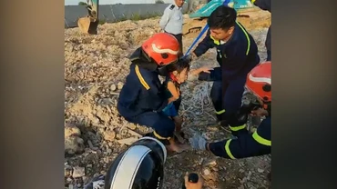 [Video] Nghẹt thở cứu bé gái 5 tuổi rơi xuống hố cọc ép bê-tông