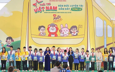 Bí thư Trung ương Đoàn Thanh niên Cộng sản Hồ Chí Minh, Chủ tịch Hội đồng Đội Trung ương Nguyễn Phạm Duy Trang (thứ 8 từ phải sang) trao học bổng, quà tặng thiếu nhi có hoàn cảnh khó khăn tại Ngày hội.