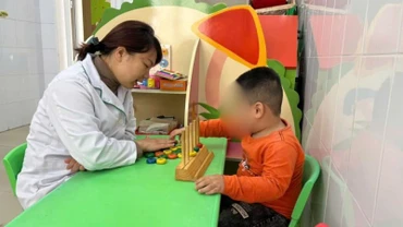 Trong y học cổ truyền, rối loạn phổ tự kỷ (ASD) được mô tả trong phạm vi chứng “ngũ trì” (5 chứng chậm ở trẻ em), trong đó nổi bật nhất là chứng chậm nói.