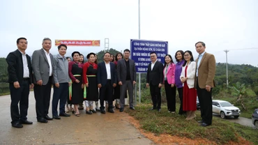 Các đại biểu khánh thành đường điện thắp sáng tại thôn Động Sơn, xã Chân Sơn, huyện Yên Sơn, tỉnh Tuyên Quang.