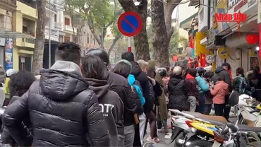 [Video] 28 Tết: Người dân Hà Nội xếp hàng mua bánh chưng, giò chả