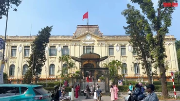 [Video] Hàng trăm người chờ đợi tham quan Bắc Bộ Phủ