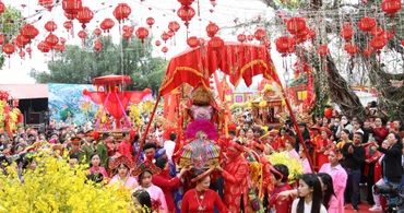 Nghi thức rước mẫu vào đền.