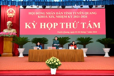 Các đồng chí chủ tọa kỳ họp.