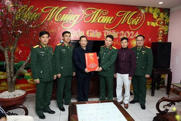 Trưởng đại diện Văn phòng Báo Nhân Dân tại Tuyên Quang tặng báo Xuân Giáp Thìn cho đơn vị.