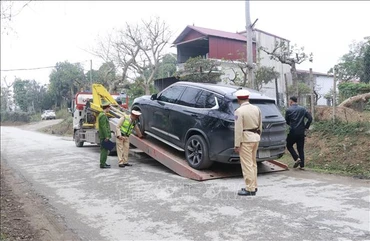 Đội tuần tra kiểm soát giao thông đường bộ số 1, Phòng Cảnh sát Giao thông, Công an tỉnh Yên Bái xử lý nghiêm các trường hợp vi phạm nồng độ cồn. Ảnh: TTXVN