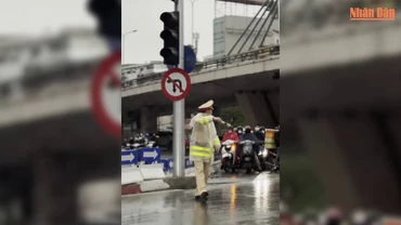 [Video] Mưa, lạnh và tắc đường đầu tuần tại Hà Nội