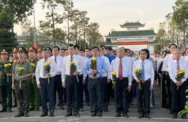 Lãnh đạo tỉnh Đồng Nai viếng nghĩa trang liệt sĩ, thăm các đơn vị ứng trực Tết