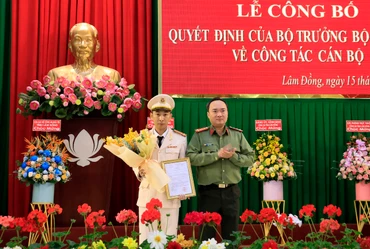 Đại tá Trương Minh Đương, Giám đốc Công an tỉnh Lâm Đồng trao quyết định của Bộ trưởng Công an bổ nhiệm Thượng tá Vũ Tuấn Anh.