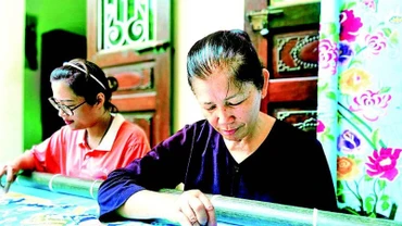 Các sản phẩm thêu ren Văn Lâm ngày càng được đổi mới, đáp ứng thị hiếu của du khách. (Ảnh SỞ DU LỊCH NINH BÌNH)