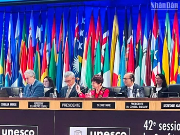 Chủ tịch Đại hội đồng UNESCO Simona-Mirela Miculescu gõ búa thông qua Nghị quyết. (Ảnh: MINH DUY)