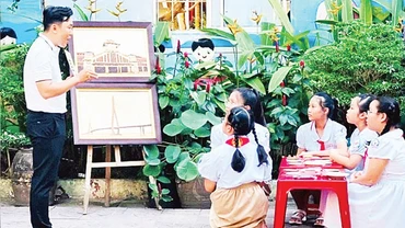 Khưu Tấn Bửu truyền cảm hứng về tranh gạo cho trẻ em. 