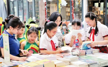 Các em học sinh đến với Phố sách Hà Nội. 