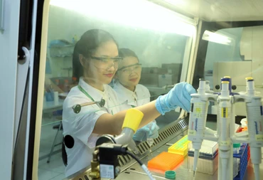 Sinh viên Học viện Nông nghiệp Việt Nam nghiên cứu khoa học trong lĩnh vực nông nghiệp. (Ảnh VIẾT CHUNG)
