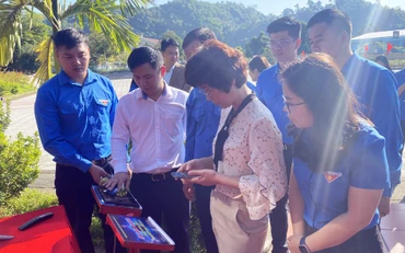 Hướng dẫn du khách tham quan trải nghiệm số hóa Khu di tích lịch sử Nà Tu. 